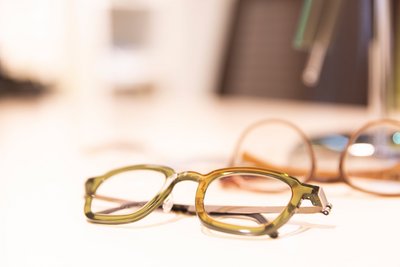 Zwei Brillen liegen auf dem Tisch
