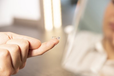 Kontaktlinse auf Finger
